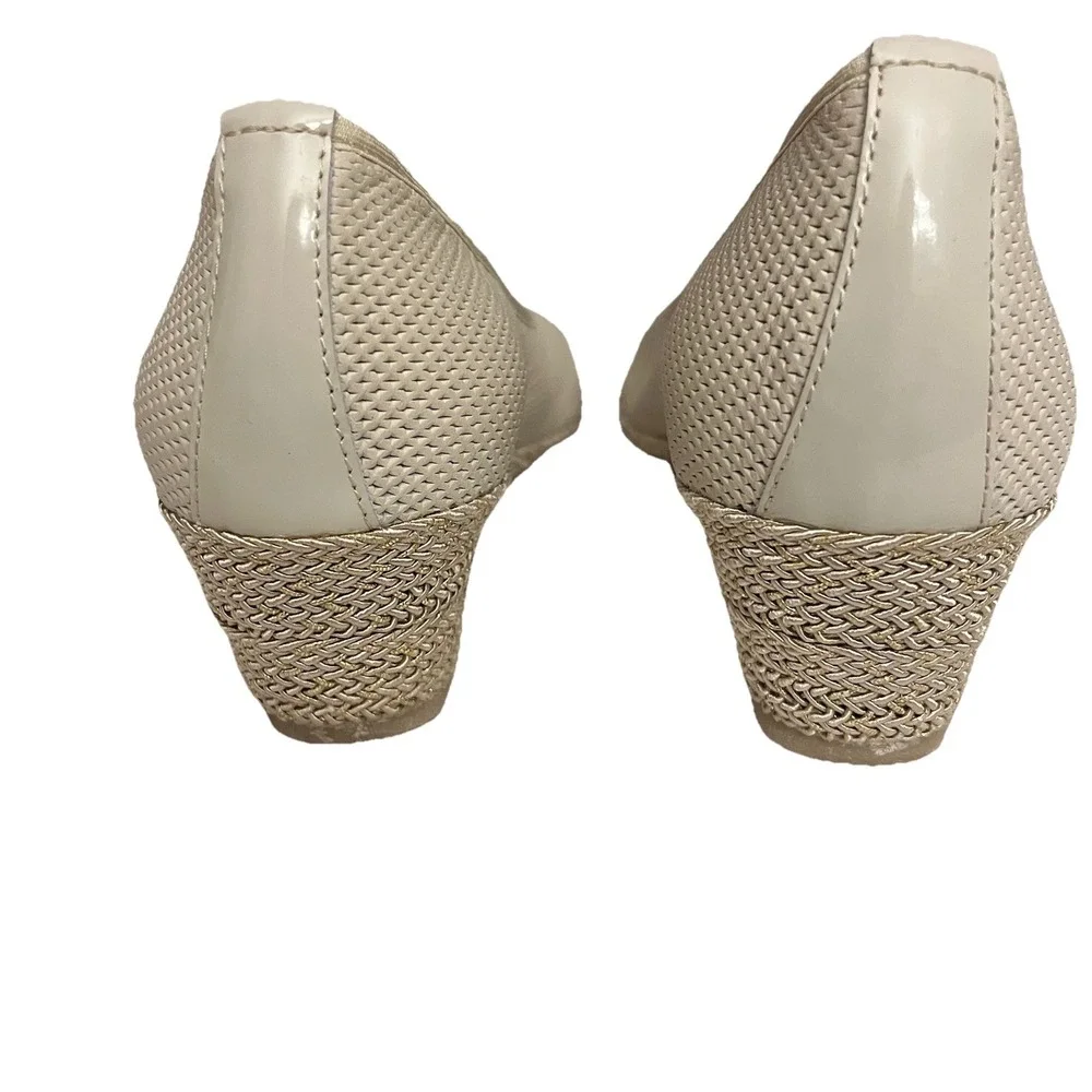 MEUCCI Sesto Women's Italian Slip On Wedge Heel Beige W Gold Accents Sz 7